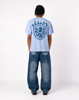 T-SHIRT MIT BLAUEM WAPPEN