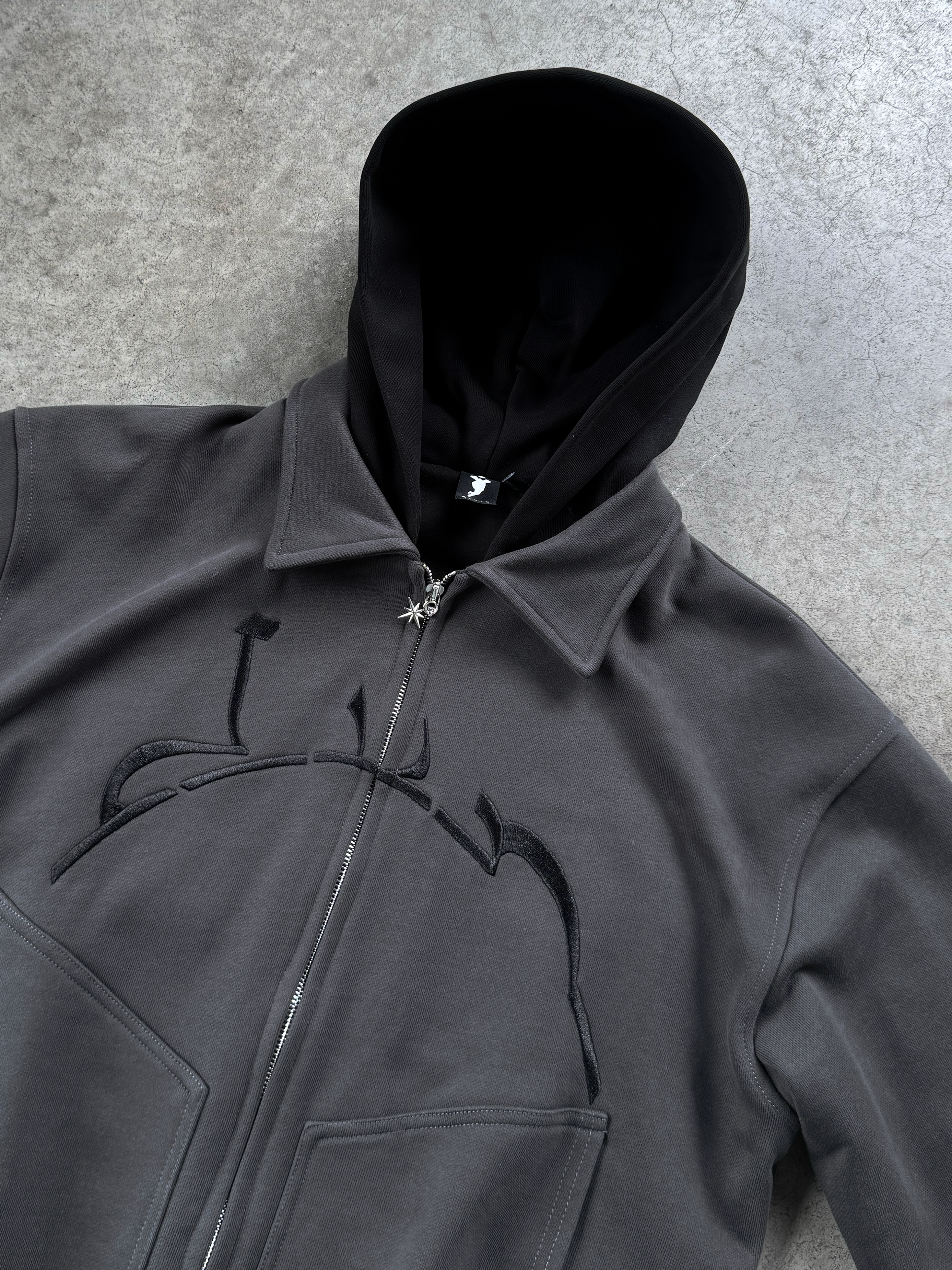 DUNKLE KAPUZENJACKE MIT REISSVERSCHLUSS