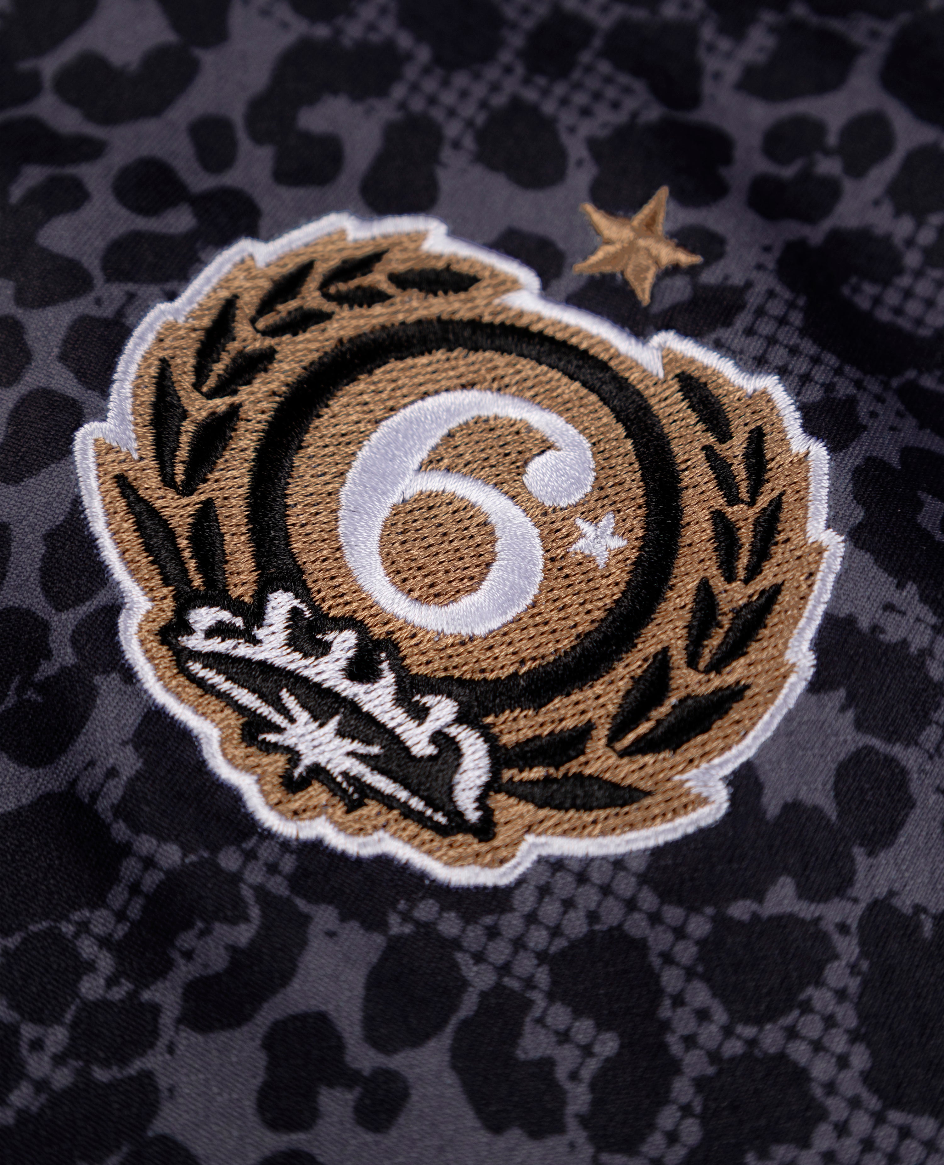 Langarmtrikot mit schwarzen Tiermotiven