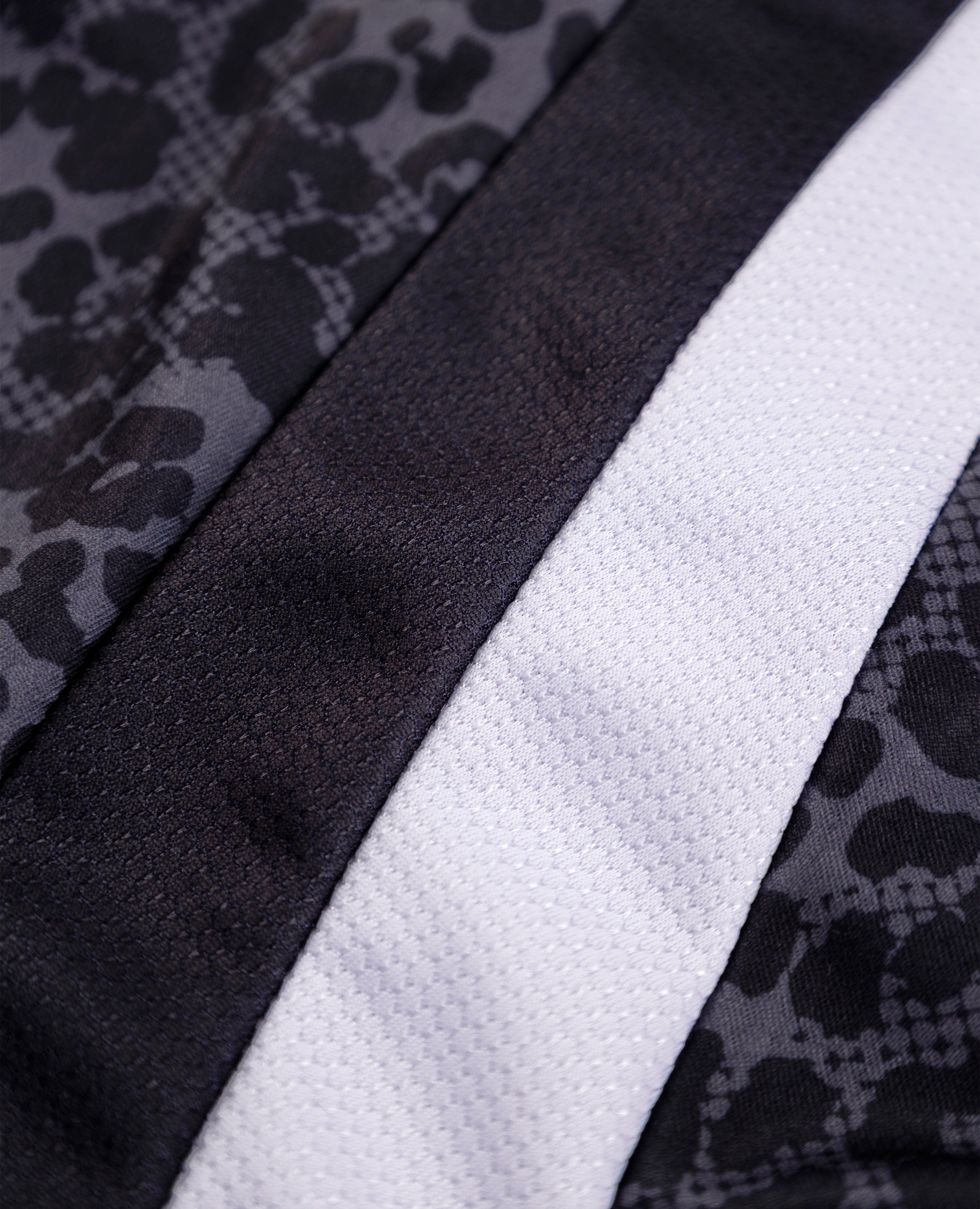 Langarmtrikot mit schwarzen Tiermotiven