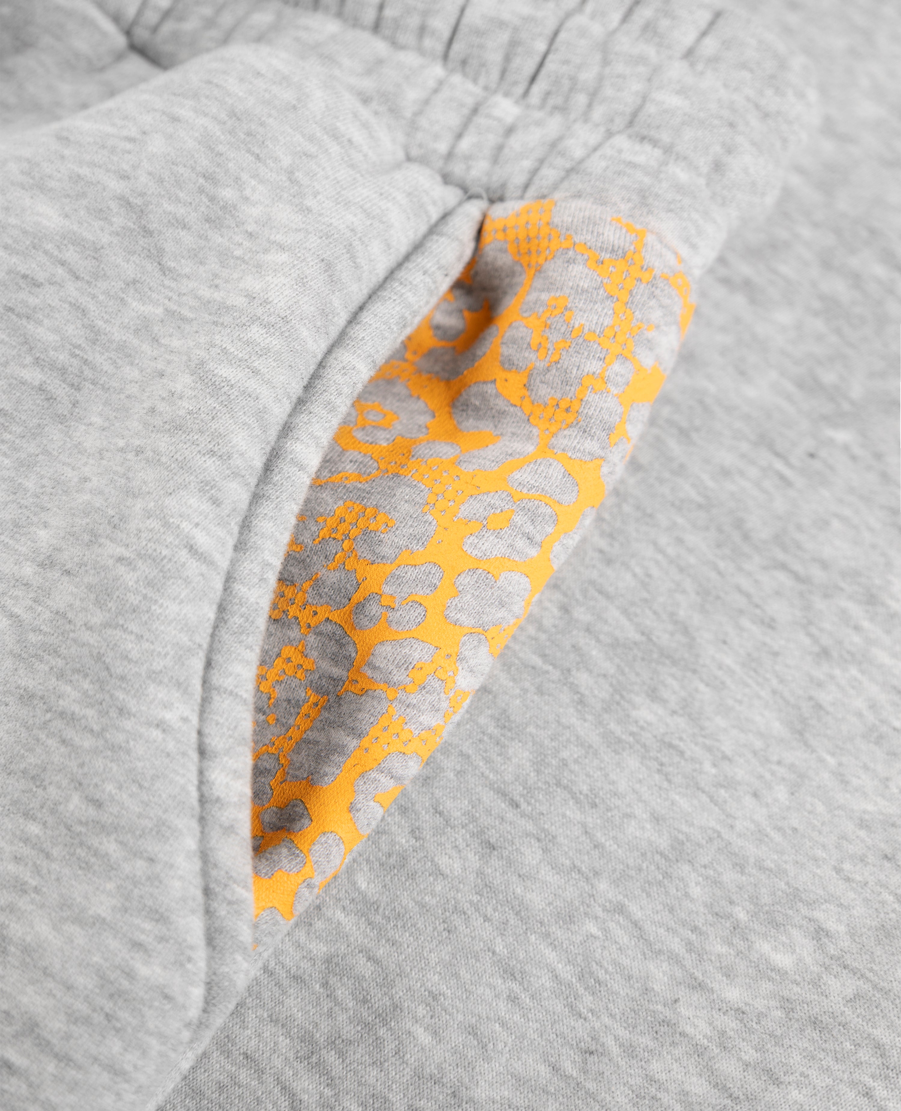 Jogginghose mit grauem Leopardenmuster