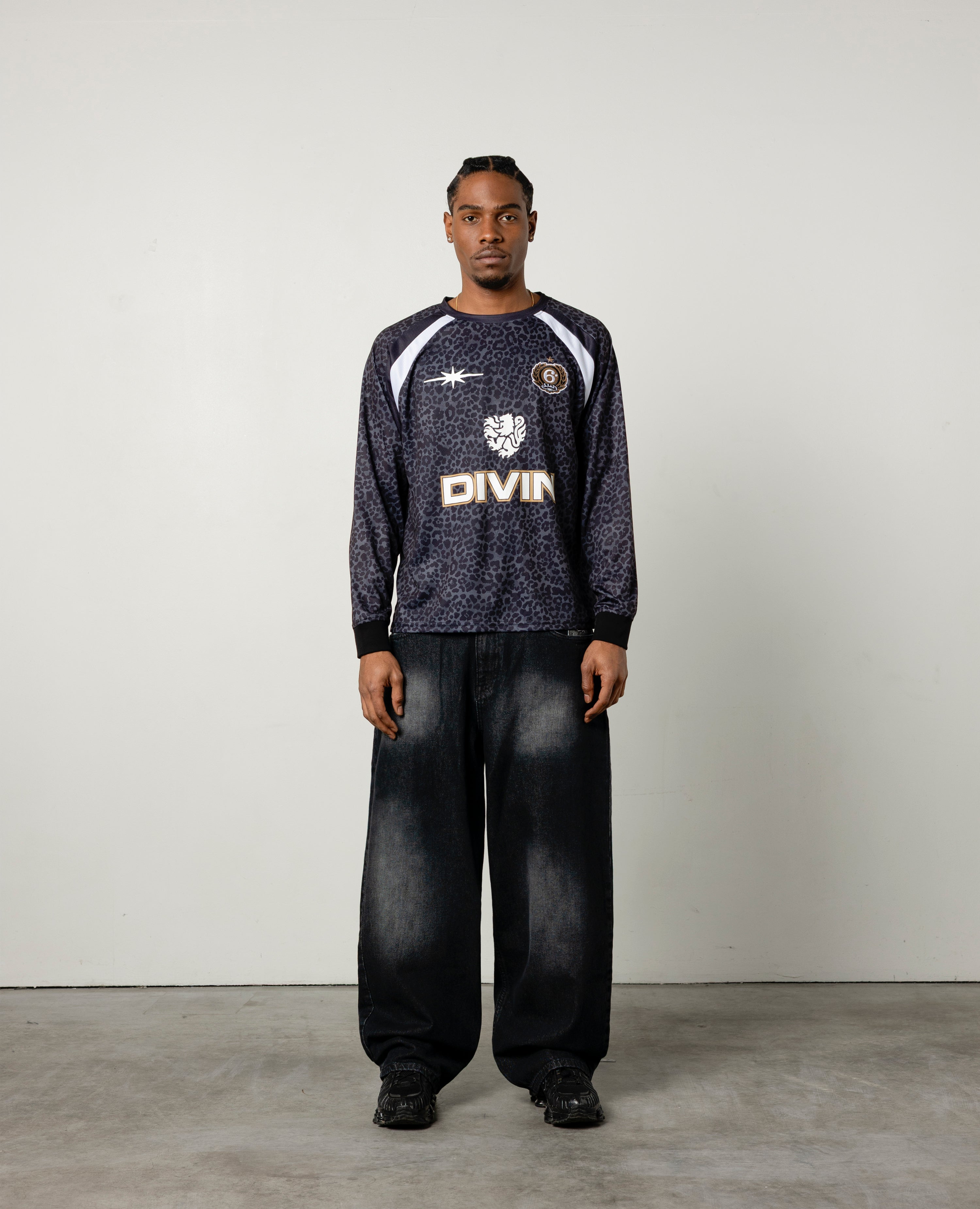 Langarmtrikot mit schwarzen Tiermotiven