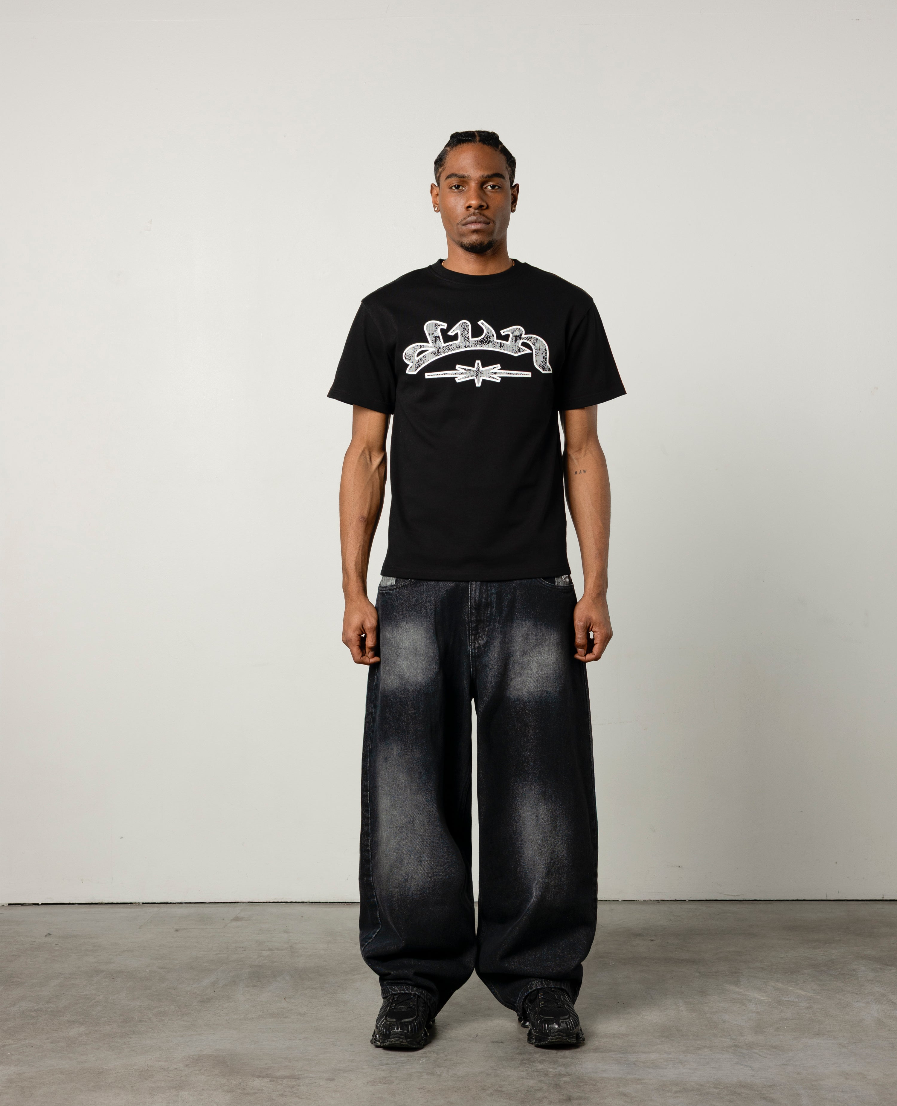 T-Shirt mit schwarzen Tieren