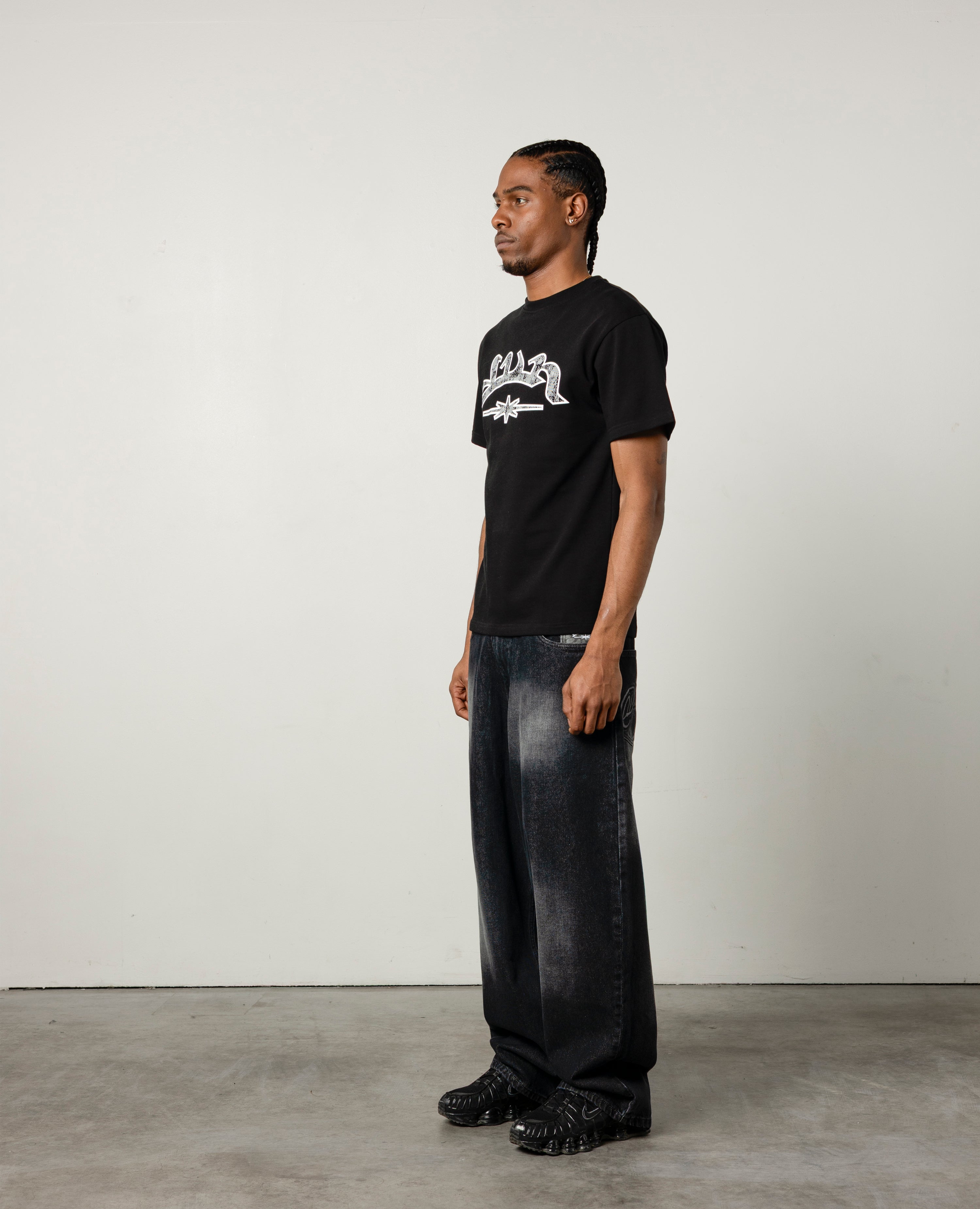 T-Shirt mit schwarzen Tieren