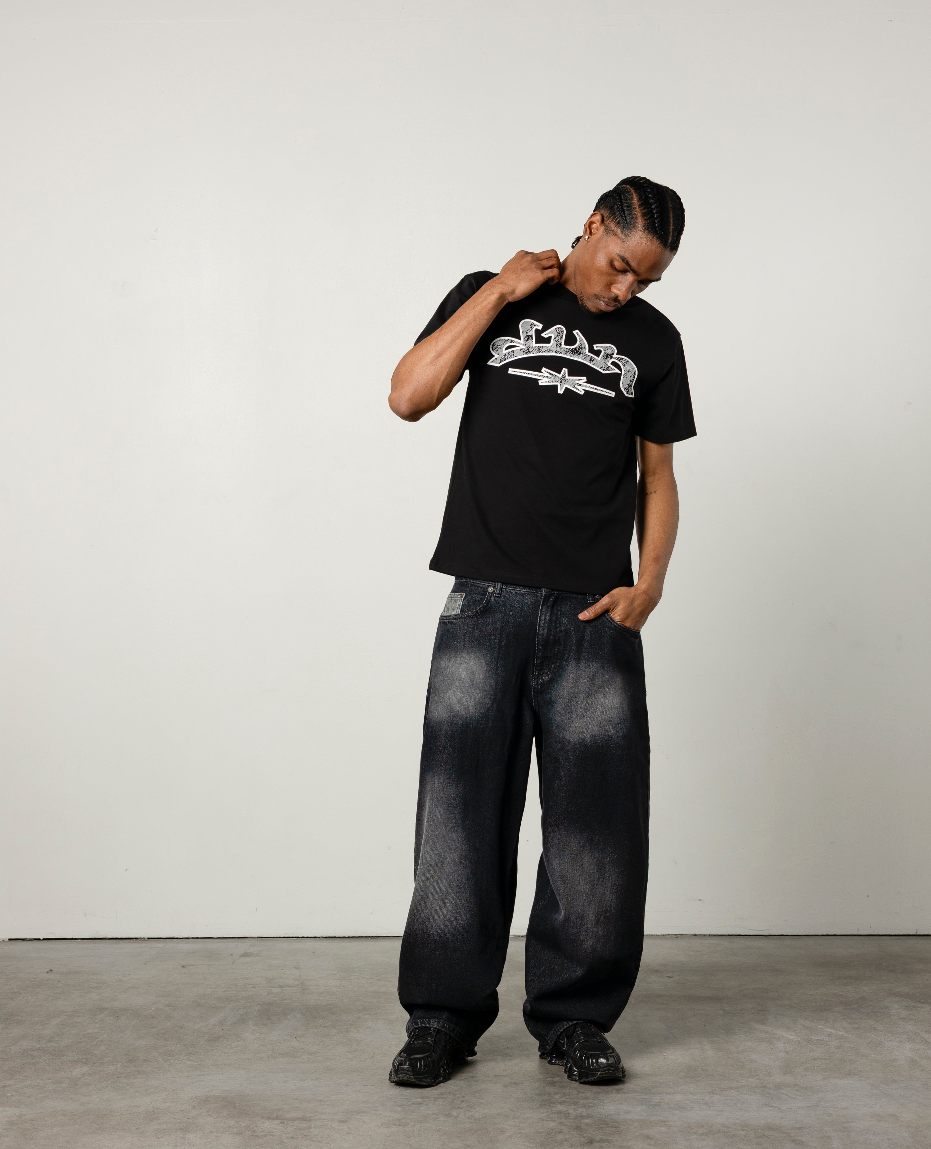 T-Shirt mit schwarzen Tieren