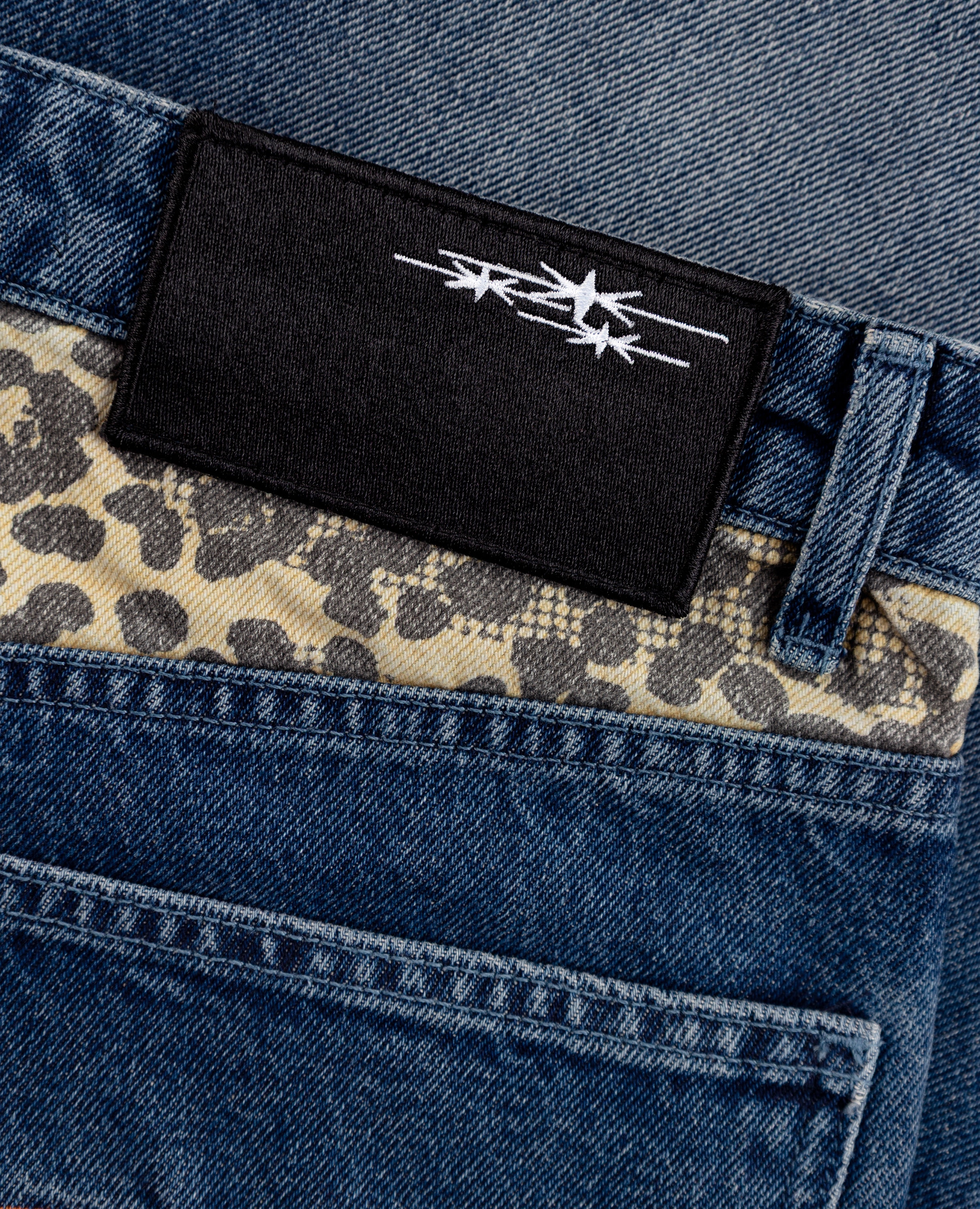 Jeansshorts mit Leopardenmuster und Taschen