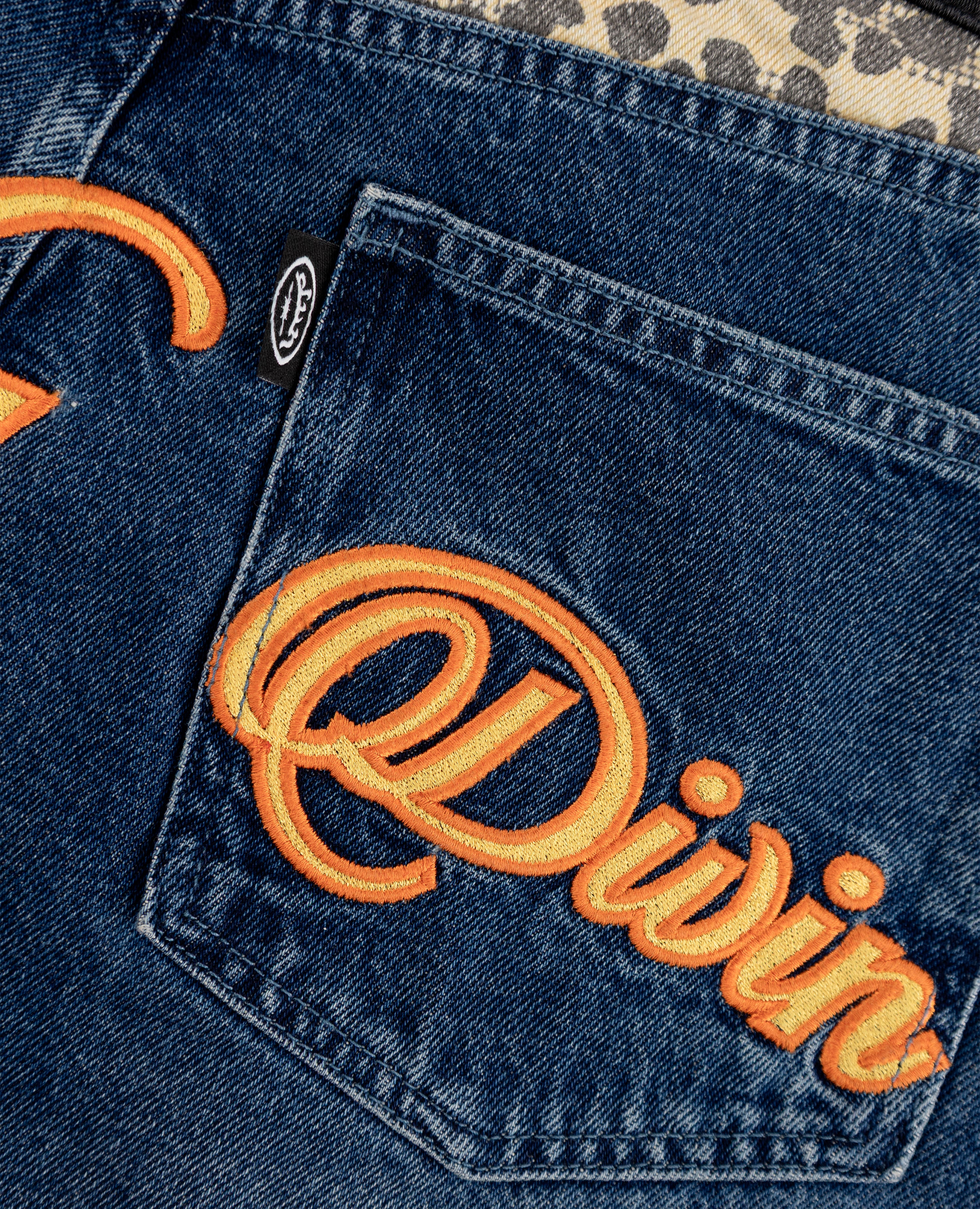 Jeansshorts mit Leopardenmuster und Taschen