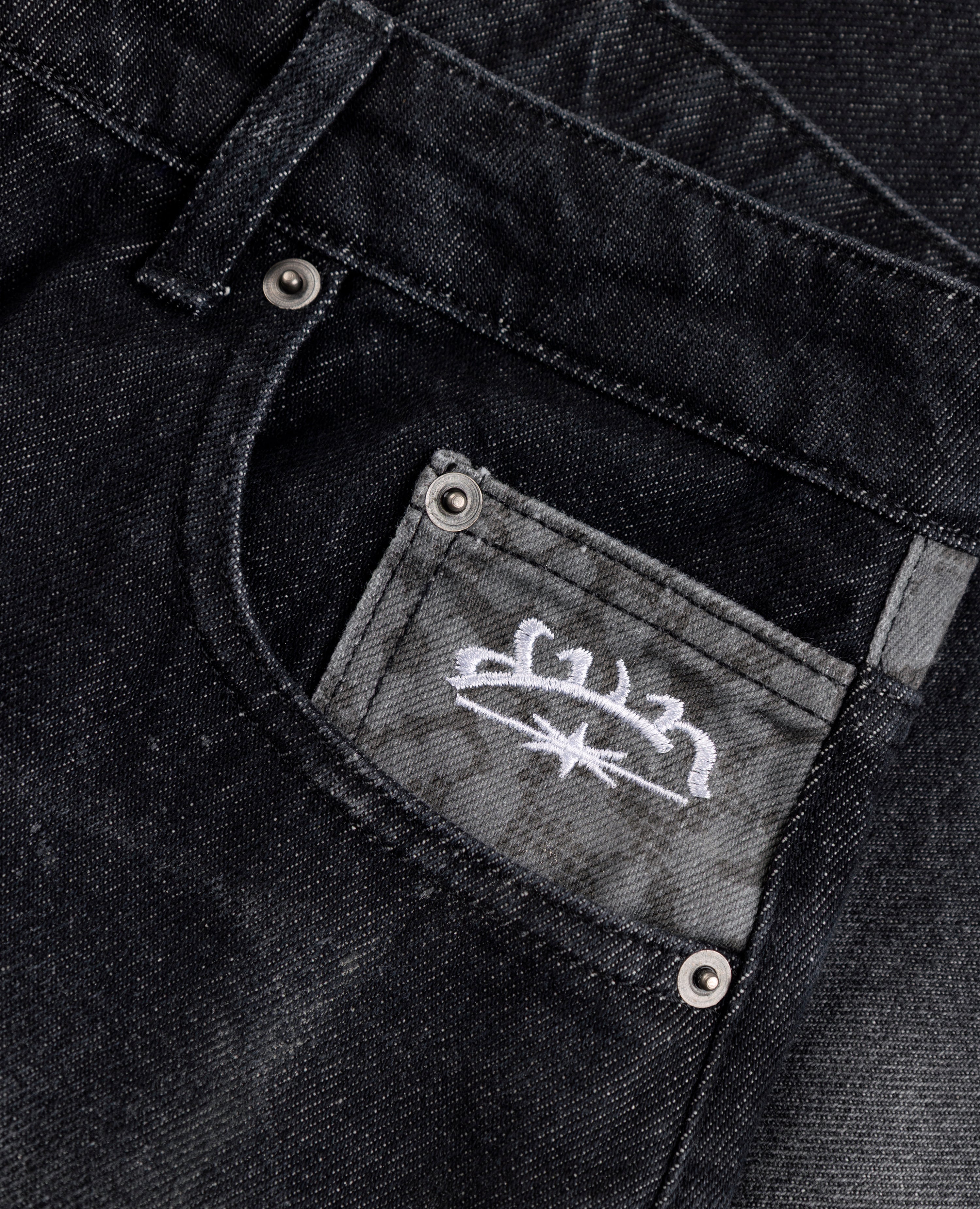 Schwarze Jeans-Shorts mit Leopardenmuster und Taschen