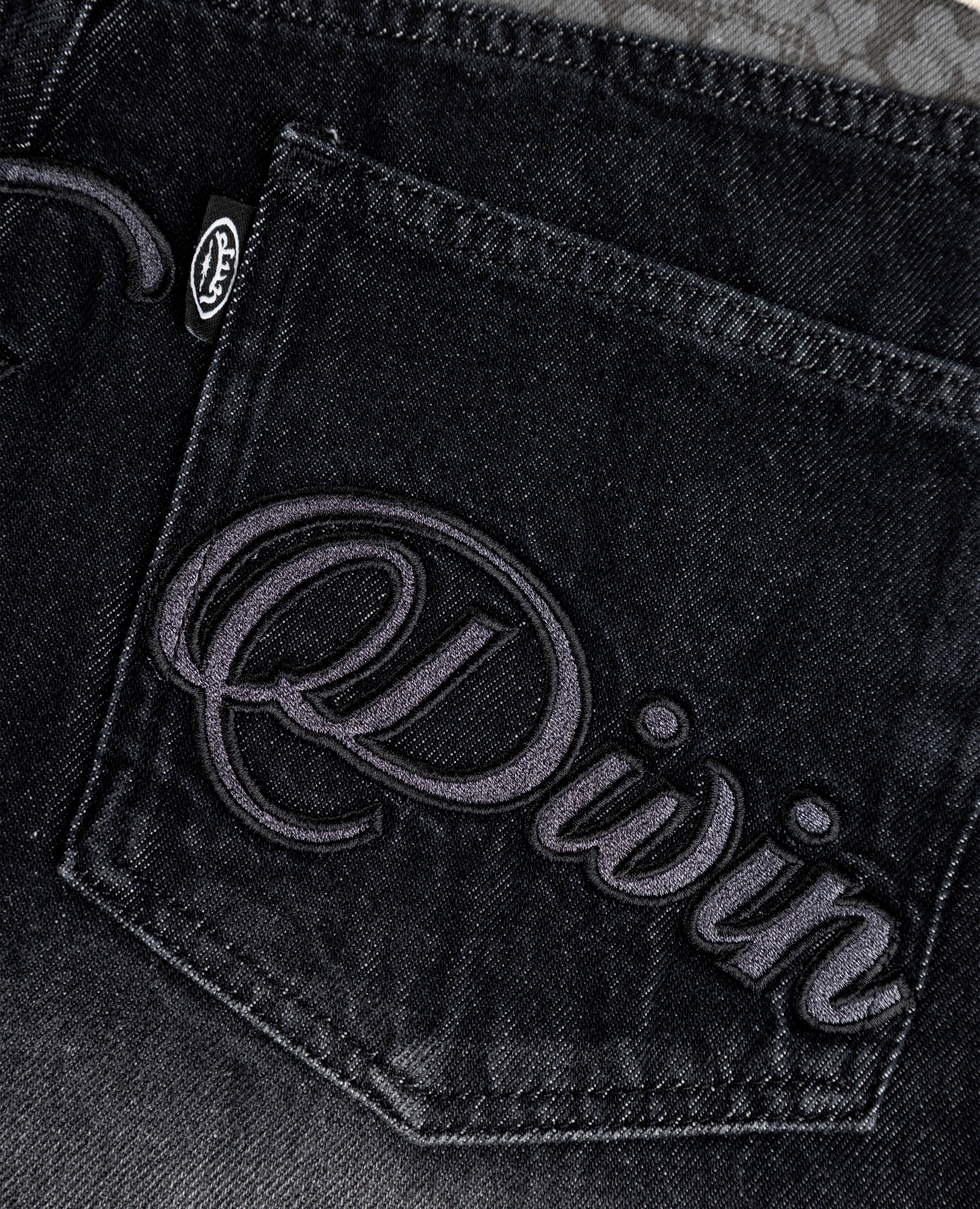 Schwarze Jeans-Shorts mit Leopardenmuster und Taschen