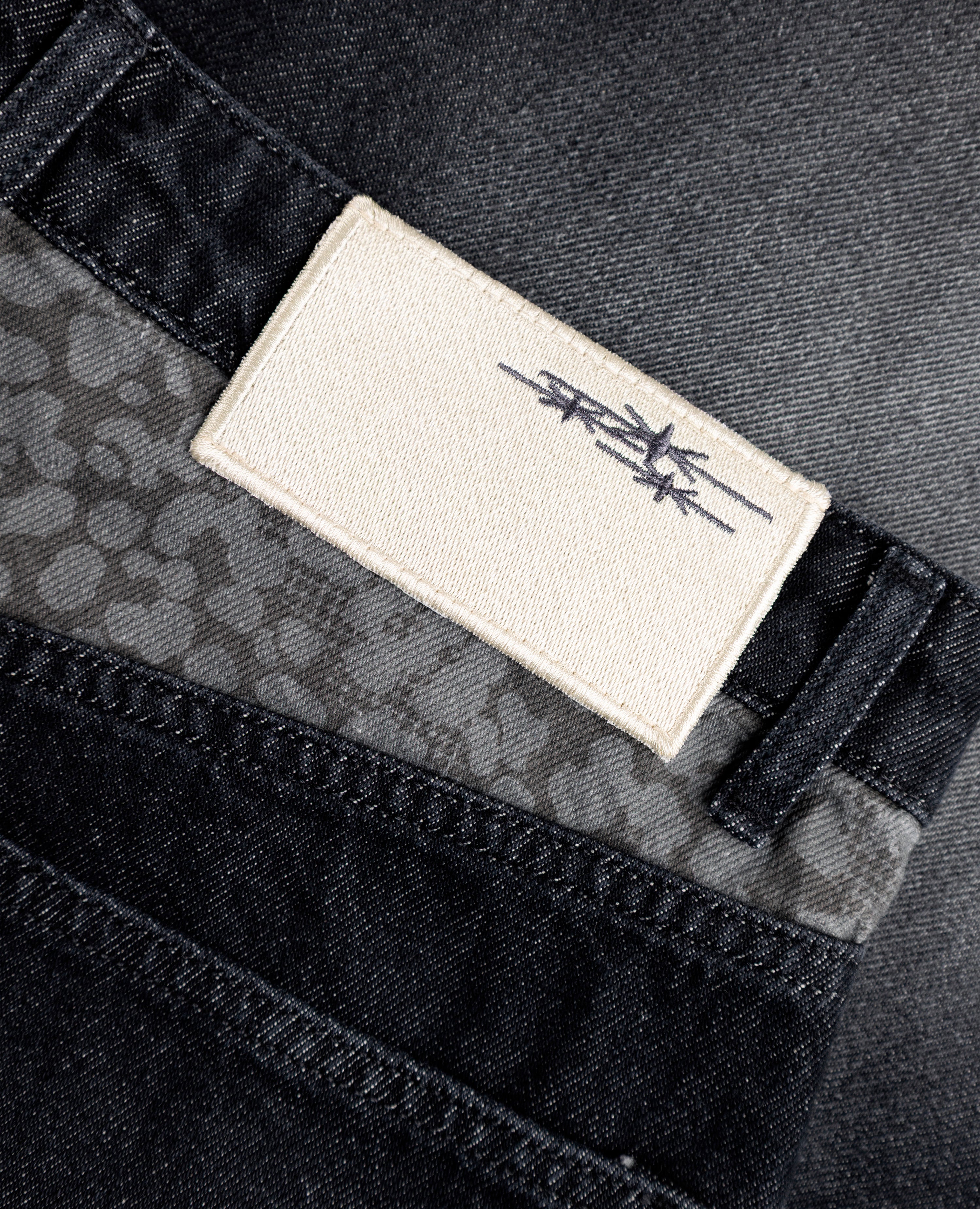 Schwarze Jeans-Shorts mit Leopardenmuster und Taschen
