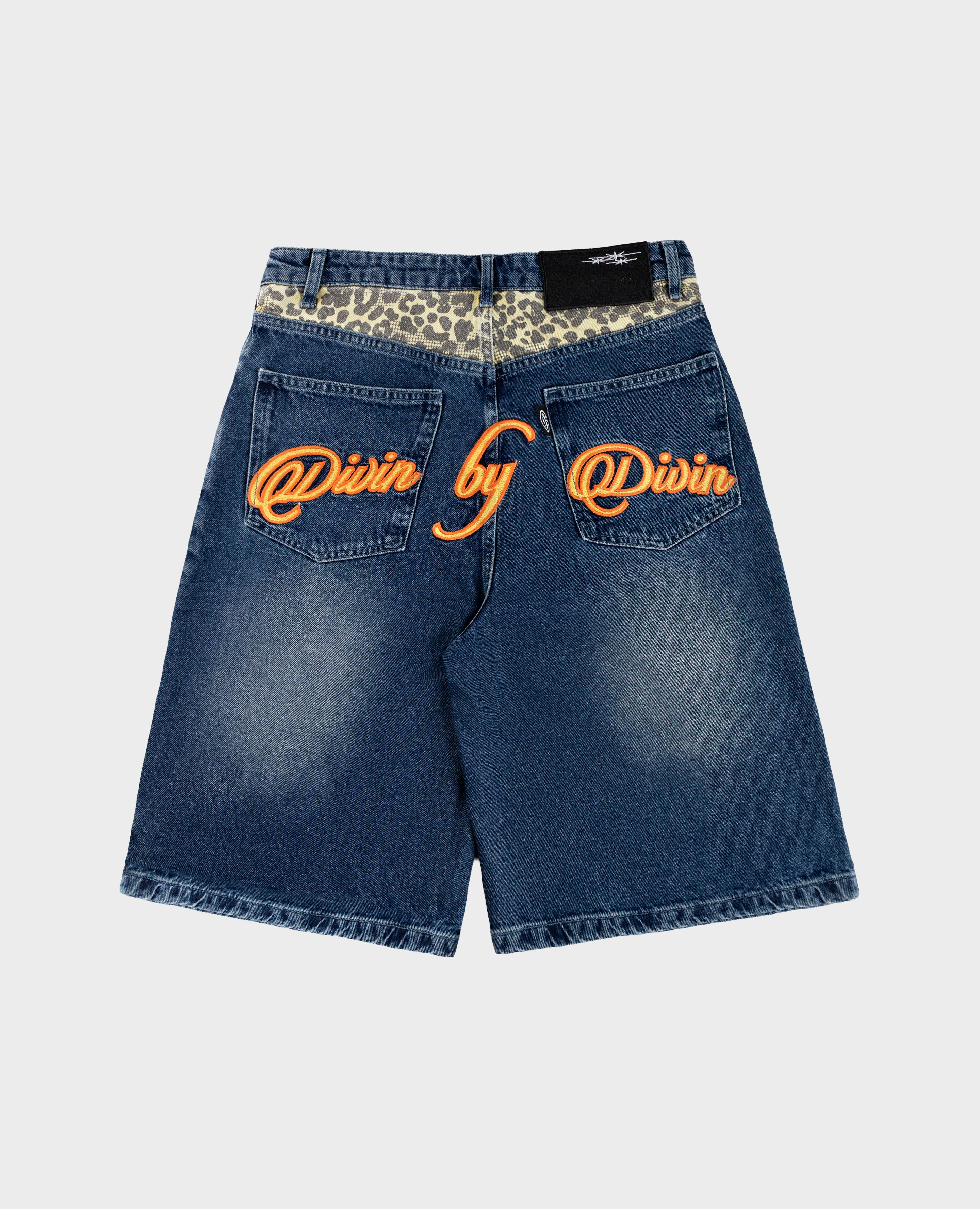 Jeansshorts mit Leopardenmuster und Taschen
