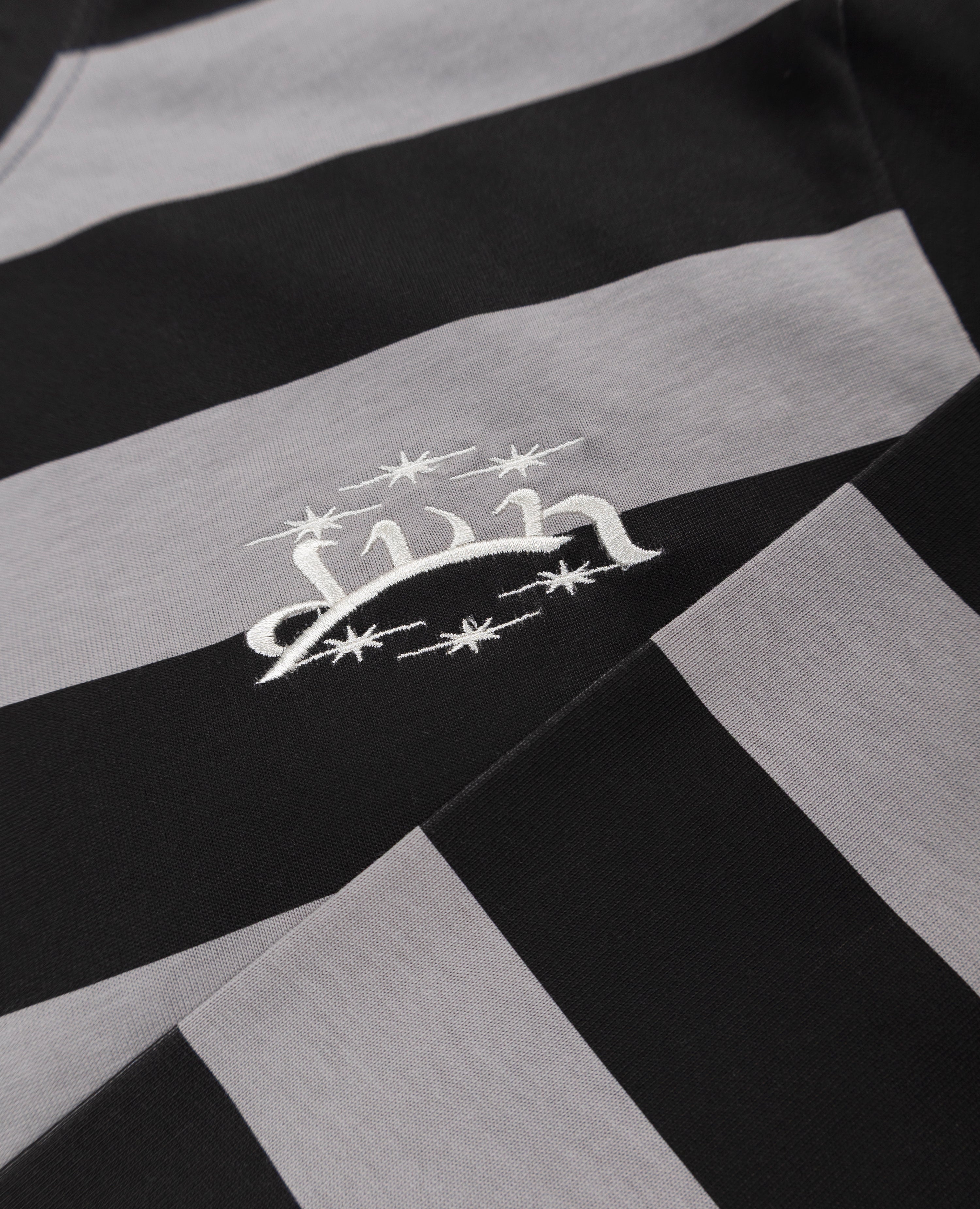 SCHWARZES VERTRÄUMTES LANGARM-SHIRT