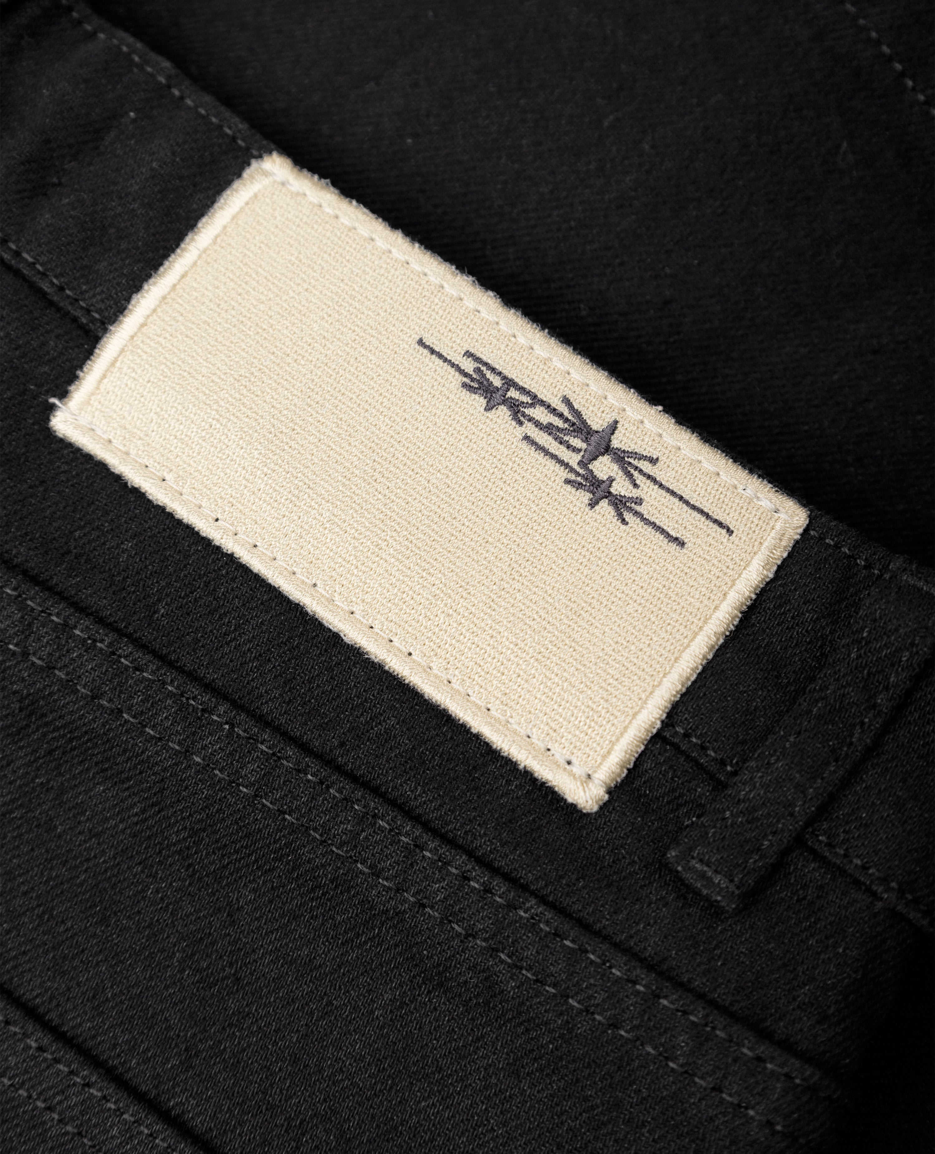 THE SIX STARS JORT - SCHWARZ