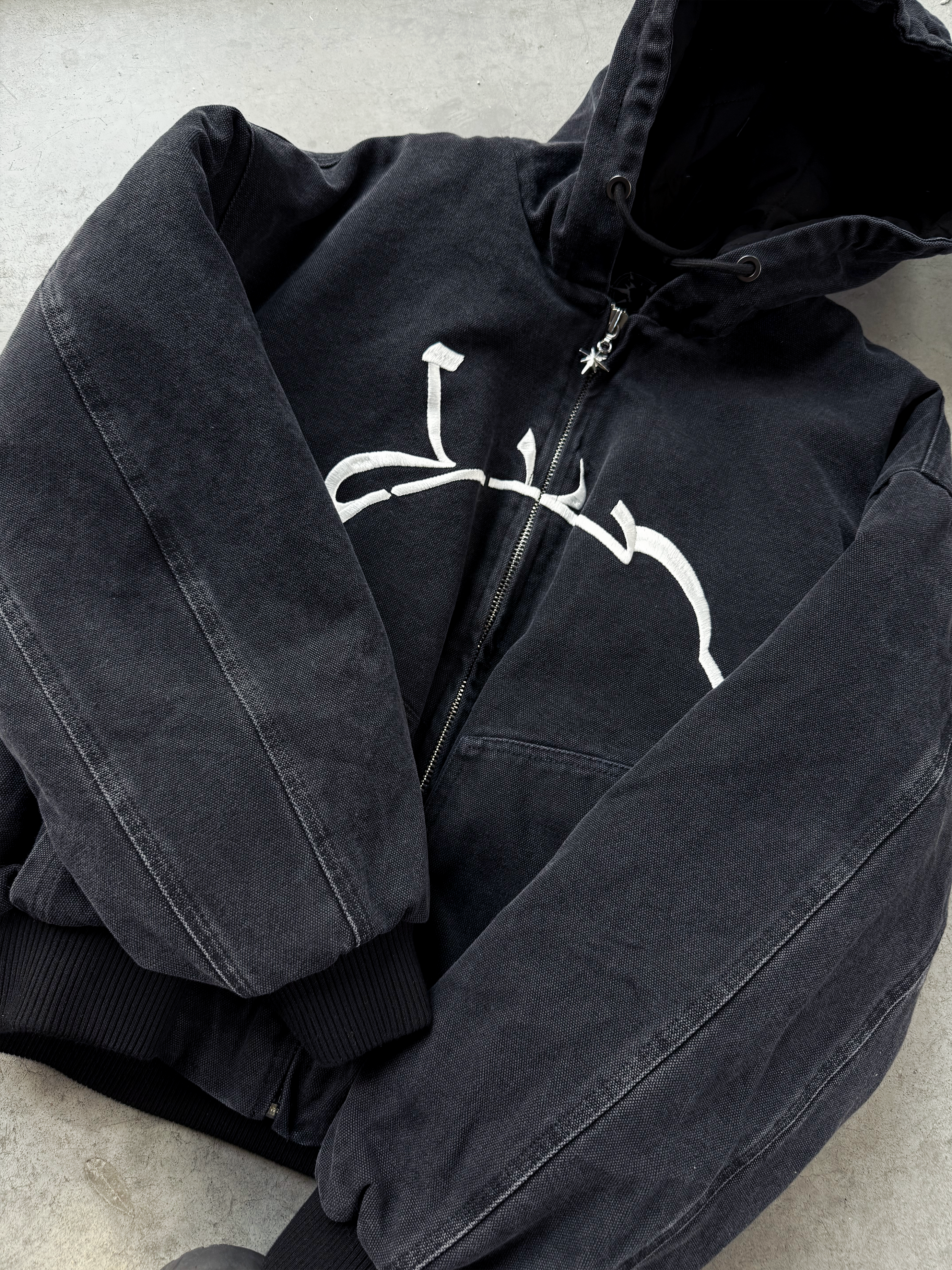 Dunkelbraune, scharfe Jacke