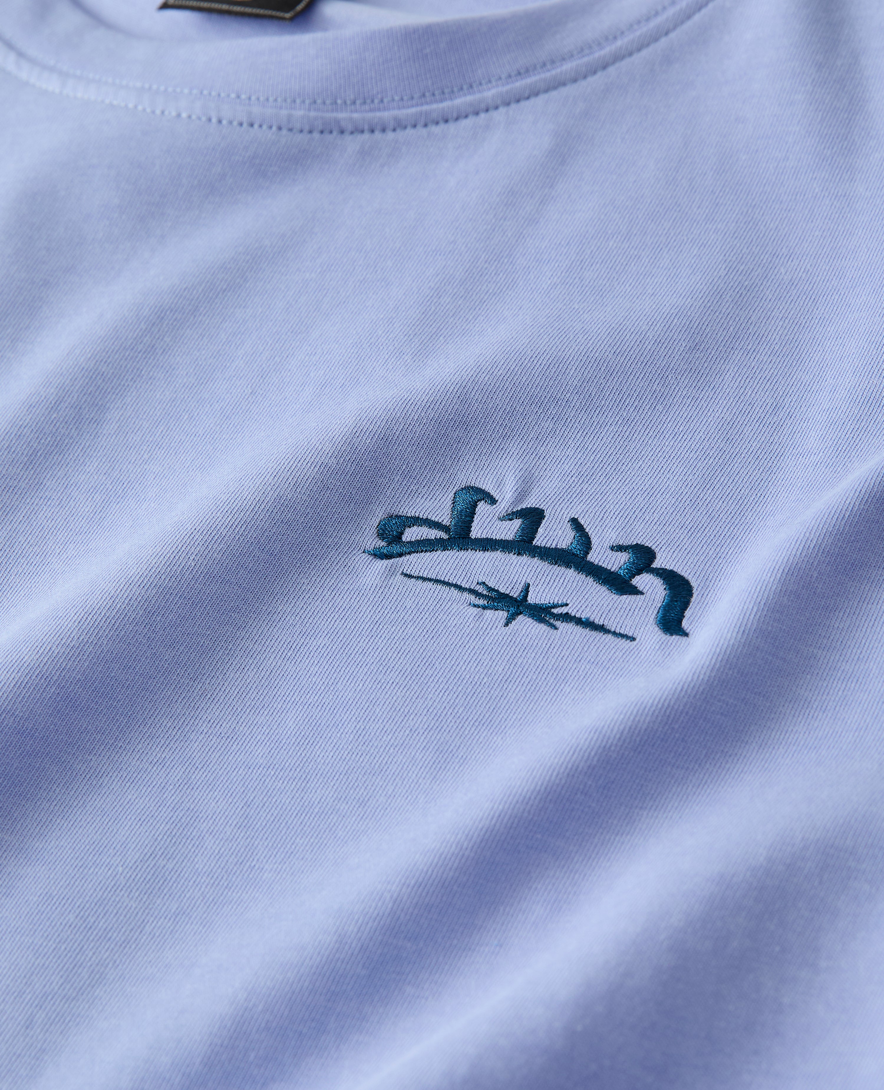 T-SHIRT MIT BLAUEM WAPPEN