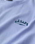 T-SHIRT MIT BLAUEM WAPPEN