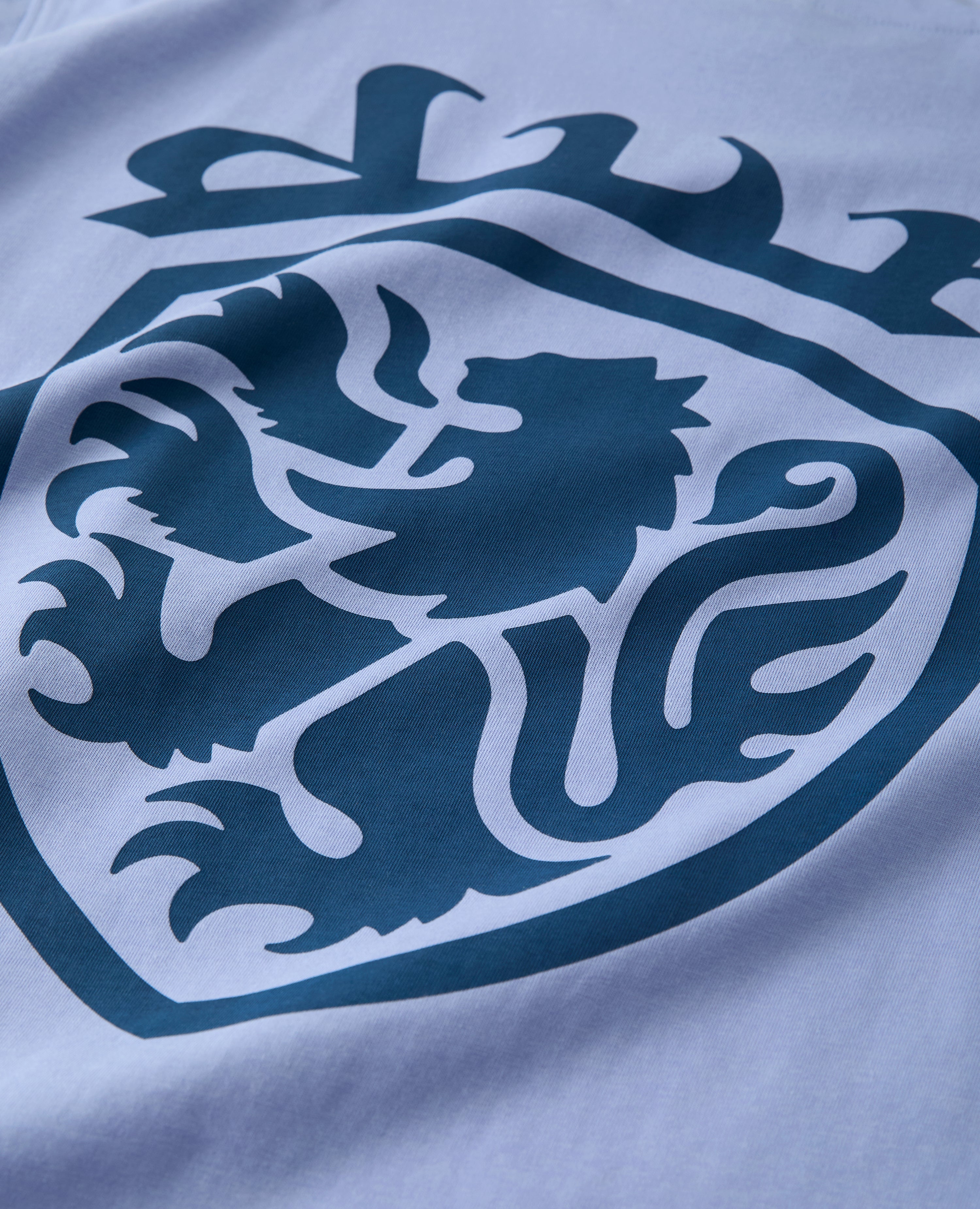 T-SHIRT MIT BLAUEM WAPPEN
