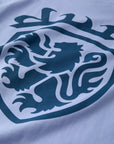 T-SHIRT MIT BLAUEM WAPPEN