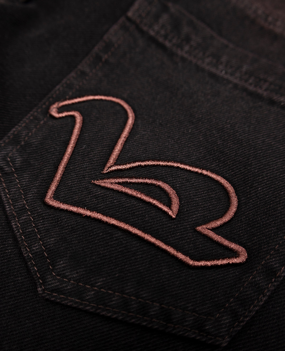 BRAUNE DAMEN-JEANSHOSE MIT SEITENTASCHEN