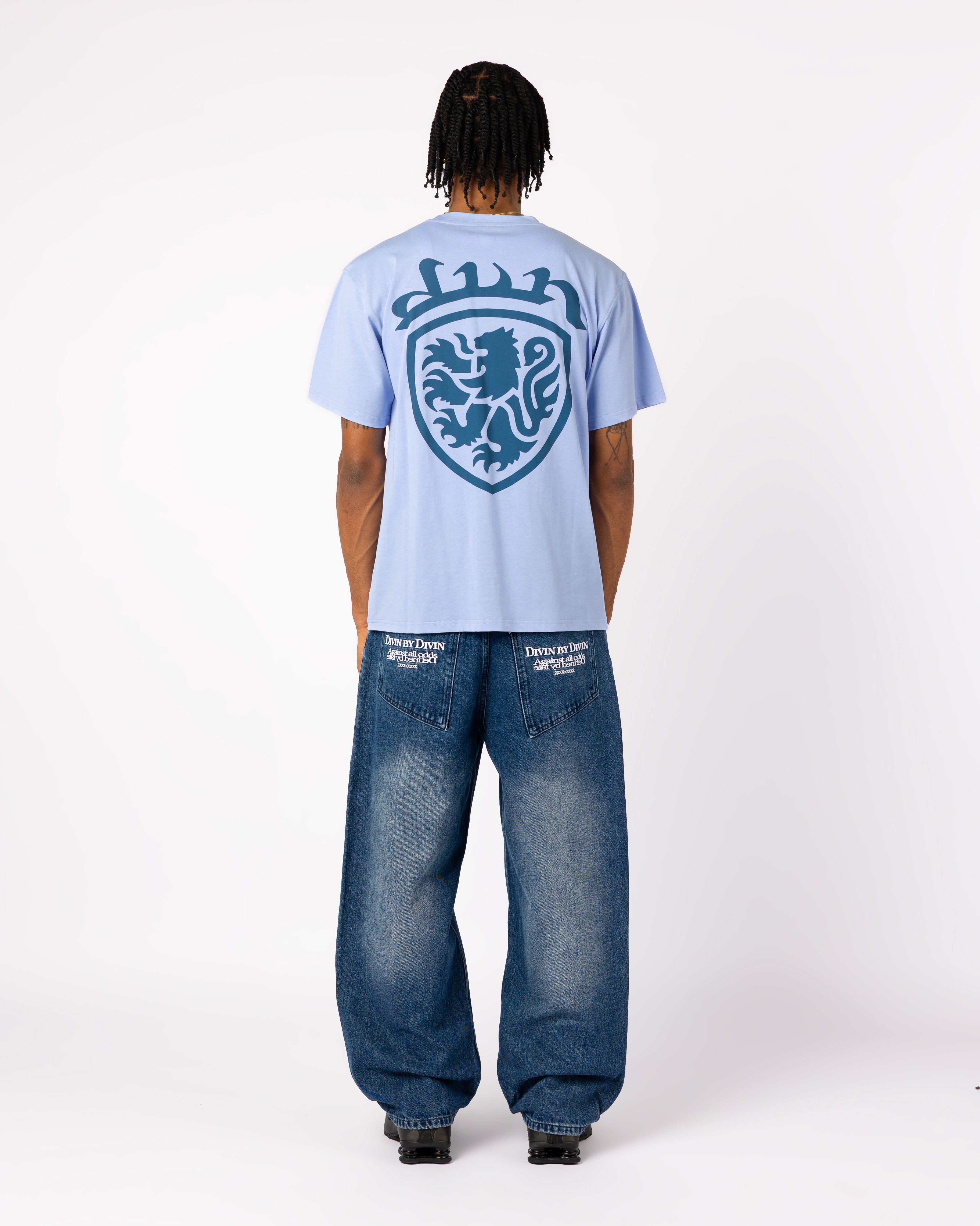 T-SHIRT MIT BLAUEM WAPPEN
