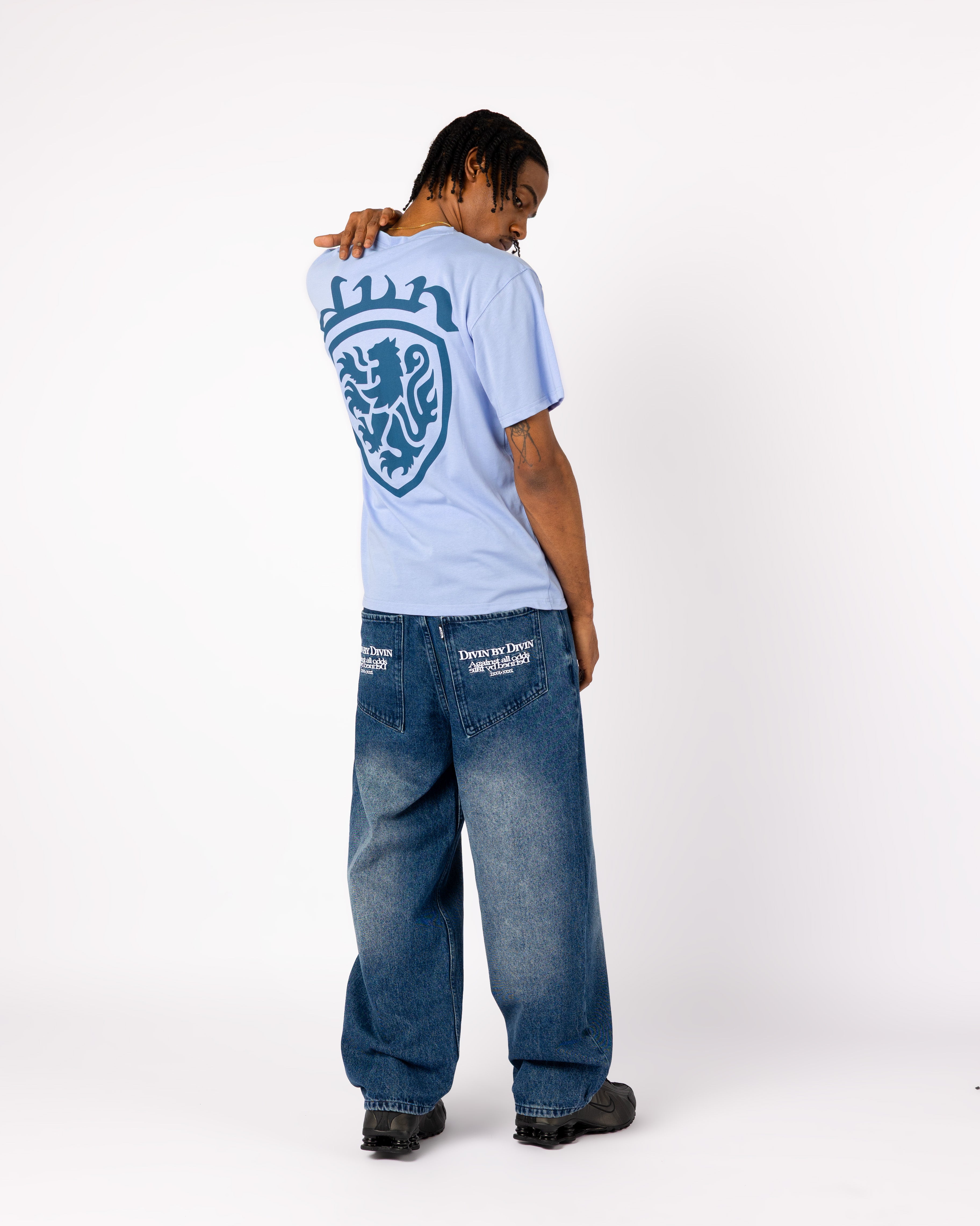 T-SHIRT MIT BLAUEM WAPPEN