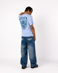 T-SHIRT MIT BLAUEM WAPPEN