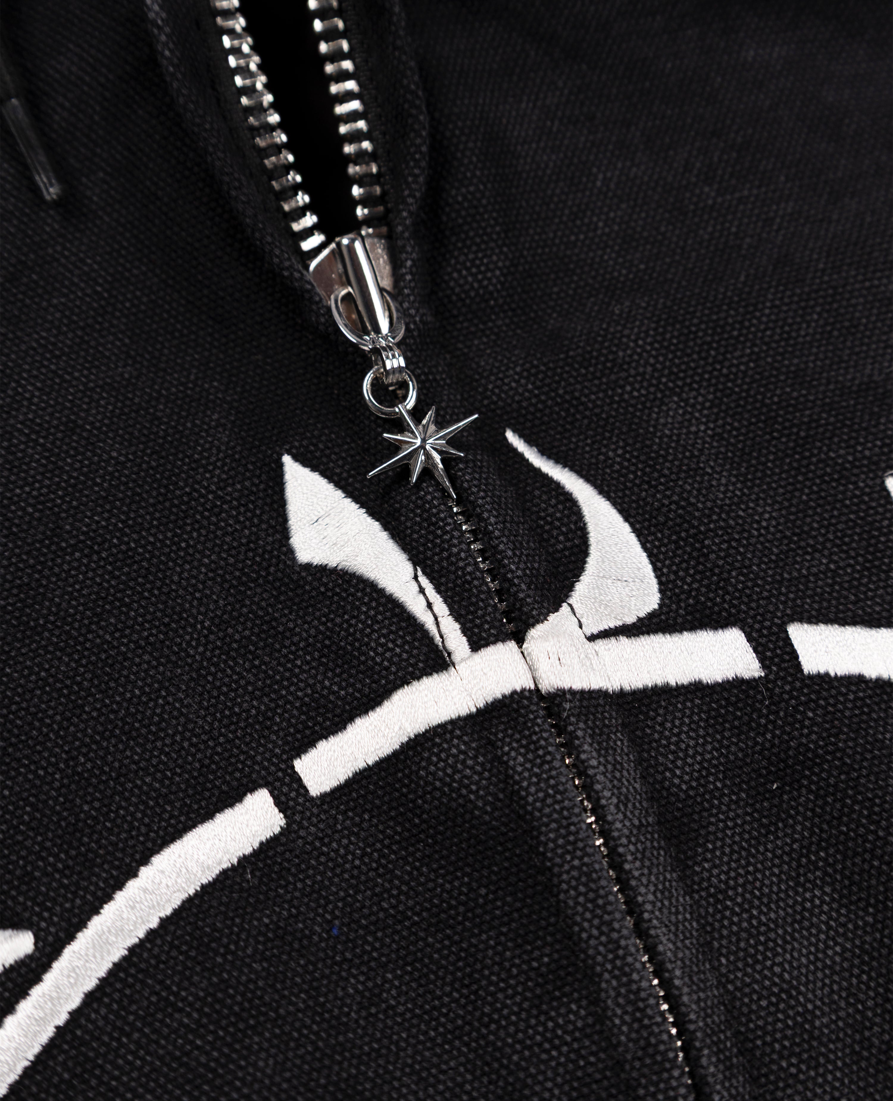 Dunkelbraune, scharfe Jacke