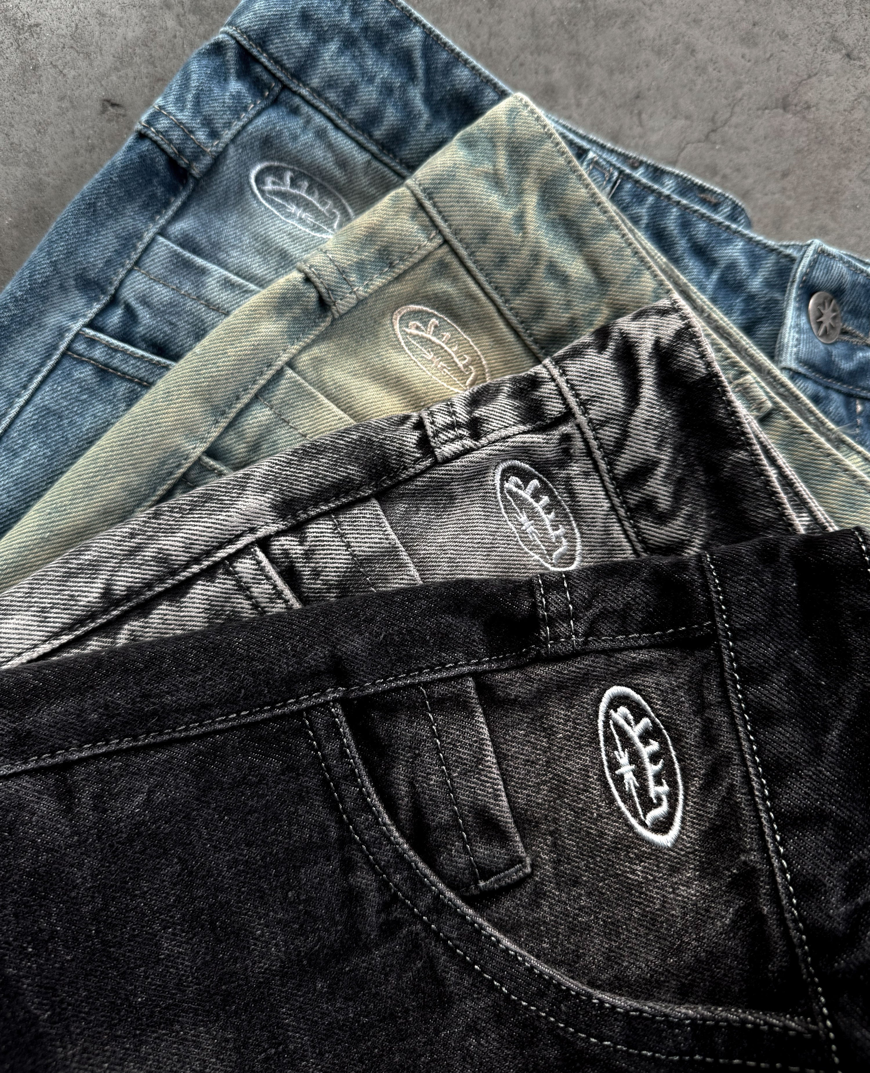 SCHWARZ GEWÄSCHETER DENIM